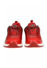 Scarpe da corsa rosse con tomaia in rete, design texture, sistema di allacciatura BOA e suole in gomma bianca con motivo antiscivolo per una migliore aderenza.