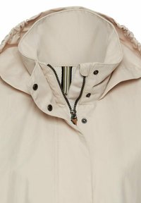 Hellbeige Jacke mit hohem Kragen, Reißverschluss vorne und Druckknöpfen. Verfügt über ein strukturiertes Innenfutter mit vertikalen Streifen. Glatte Stoffqualität.