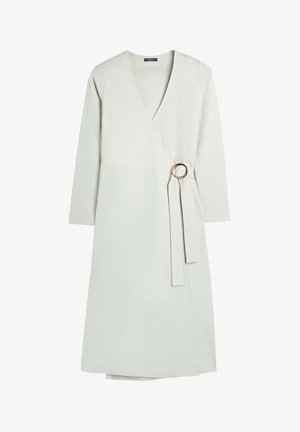 Jasnoszara sukienka w fasonie wrap z głębokim dekoltem w serek, długimi rękawami oraz dekoracyjnym złotym pierścieniem w pasie, z dodatkiem wiązania.