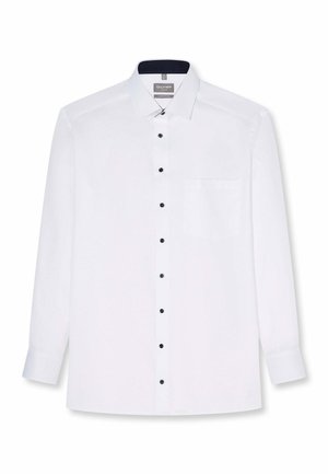 Witte lange mouwen overhemd met donkere knopen, spread kraag en een borstzak, plat gelegd op een witte achtergrond.