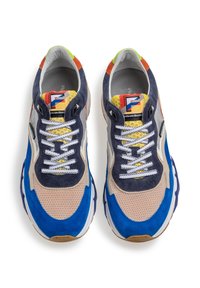 Sneakers multicolori con tomaia in rete e suede, prevalentemente beige, blu e navy, con accenti riflettenti e suola testurizzata.