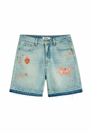 Hellblaue Jeansshorts mit ausgefransten Säumen, Fronttaschen, Knopfverschluss und bunten Stickereien, darunter ein Herz und ein verspielter Tiger.