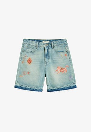 Shorts en denim bleu clair avec ourlets effilochés, poches avant, fermeture par boutons et designs brodés colorés incluant un cœur et un tigre espiègle.