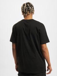 Sort bomulds T-shirt med korte ærmer, der har en afslappet pasform og en rund halsudskæring. Glat tekstur uden synlige grafiske detaljer.
