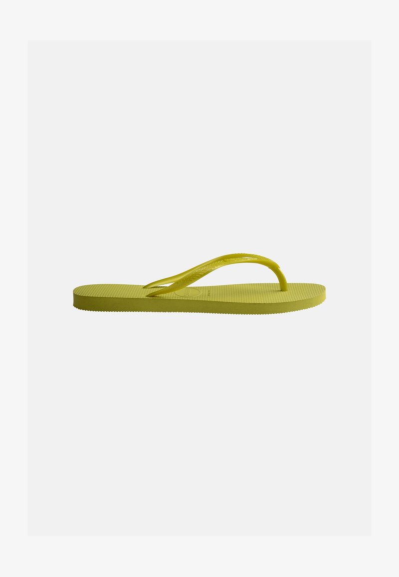 Μονό κίτρινο λαστιχένιο σαγιονάρ με υφασμένο πάτο και λουριά σε σχήμα Υ σε απλό λευκό φόντο.