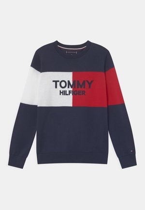 Marineblauwe trui met ronde hals met witte en rode horizontale blokken, met het "TOMMY HILFIGER" logo op de borst.