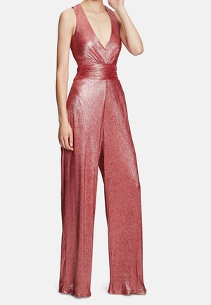 Glanzende rosegouden jumpsuit met een diepe v-hals, mouwloos ontwerp en een geraffineerde taille. De brede broekspijpen hebben een subtiele textuur en glans.