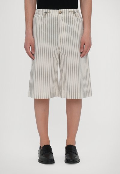 Khakifarbene gestreifte Shorts aus leichtem Stoff, mit entspanntem Schnitt, knielangem Design und metallischen Knopf-Details an der Taille.