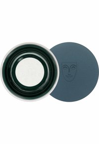 Runder, dunkelgrüner Behälter mit einem strukturierten weißen Boden, klarem Rand und einem flachen blauen Deckel mit einem minimalistischen Gesichtdesign.