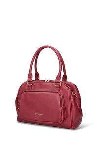 Borsa tote in pelle rossa con texture martellata, doppi manici, dettagli in metallo dorato e tasca frontale con cerniera. Presenta logo sulla parte anteriore.