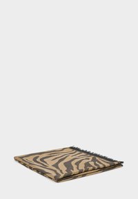 Sciarpa beige piegata con strisce nere a zebre e un corto mozzicone nero su un lato su uno sfondo bianco semplice.