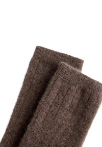 Leg warmer marroni a coste realizzati in materiale morbido, con una superficie testurizzata e un bordo superiore ripiegato per un maggiore comfort.