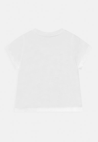T-shirt de manga curta branca, feita de algodão jersey suave. Design simples de decote redondo com bainha limpa e reta, sem detalhes visíveis.