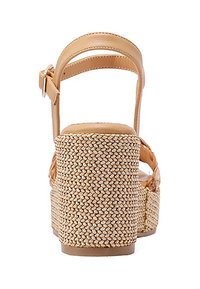 Sanda sandals color sabbia con tacco in juta intrecciata, cinturino alla caviglia regolabile e tomaia in pelle liscia per comfort e supporto.