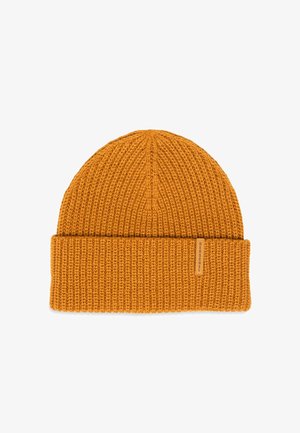 Bonnet en tricot de couleur jaune moutarde, avec une texture côtelée et un revers replié. Comprend une petite étiquette en cuir avec le nom de la marque.