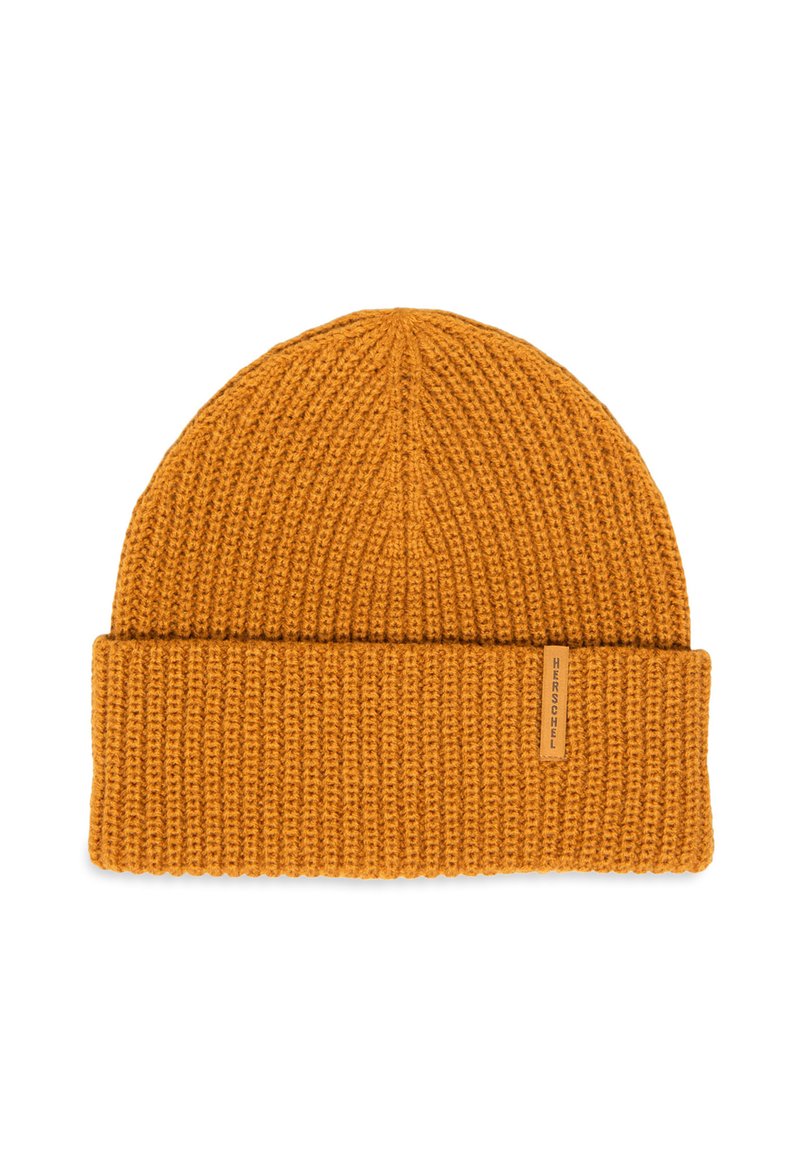 Gebreide beanie in mosterdgeel, met een geribbelde textuur en een opgevouwen rand. Bevat een klein leren label met de merknaam.