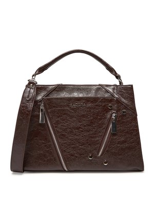 Borsa a mano in pelle marrone scuro con due tasche diagonali con zip, borchie metalliche, manico corto e tracolla removibile.