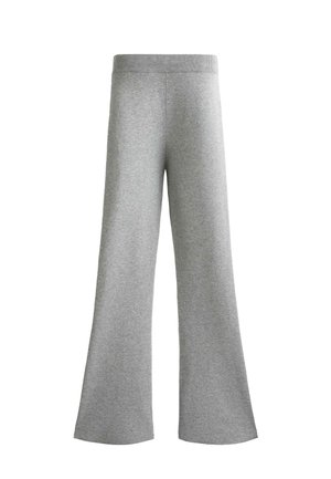 Graue, weit geschnittene Hose mit geripptem Bund, aus einem weichen Stoff, der eine glatte Textur aufweist und keine sichtbaren Muster oder Beschläge hat.