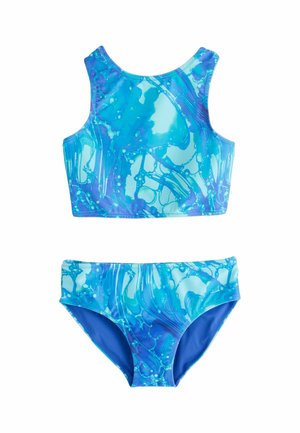 Zweiteiliger blauer Badeanzug mit abstraktem wasserähnlichem Muster, bestehend aus einem ärmellosen Crop-Top und Bikinihose mit mittlerer Bundhöhe.