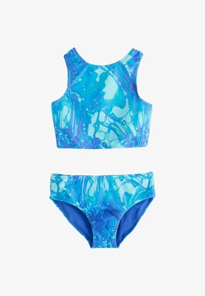 Kaksiosainen sininen uimapuku, jossa on abstrakti vesimäinen kuvio, varustettuna hihattomalla crop topilla ja keskitason bikinihousuilla.