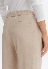 OPUS MYHA - Stoffhose - macadamia