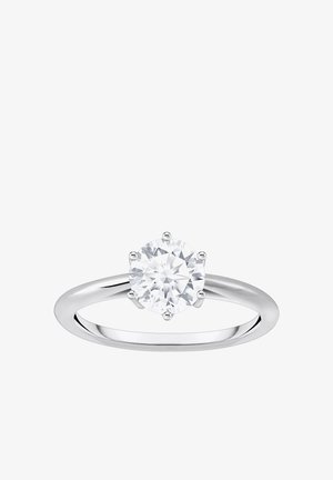 Schlichter silberner Ring mit einem runden, klaren Solitär-Diamanten, der von sechs Krappen auf weißem Hintergrund gehalten wird.