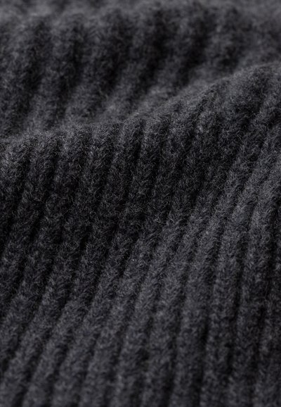 Tessuto a maglia a coste grigio scuro, morbido al tatto, con fibre sottili visibili, motivo strutturato con linee in rilievo che creano profondità e dimensione.