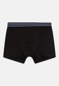 Sorte truse laget av myk stoff. Har en bred marineblå og hvit stripet elastisk midjebånd. Ingen synlige logoer eller mønstre.