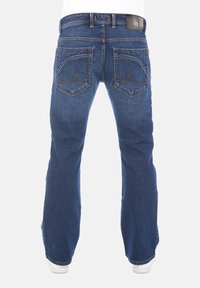 Jeans de mezclilla azul con un diseño de pierna recta, que cuentan con bolsillos traseros con costuras distintivas y una etiqueta de marca de cuero en la cinturilla.