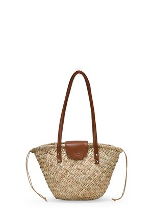 Bolso de paja trenzada con asas de cuero marrón y cierre de solapa, que presenta cuerdas laterales para un ancho adjustable.