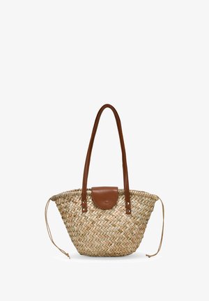 Bolso de paja trenzada con asas de cuero marrón y cierre de solapa, que presenta cuerdas laterales para un ancho adjustable.