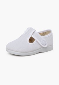 Pantofii din material textil alb au o suprafață texturată, vârf rotunjit și o curea Velcro pentru prindere; caracteristici include un căptușel moale și o talpă din cauciuc.