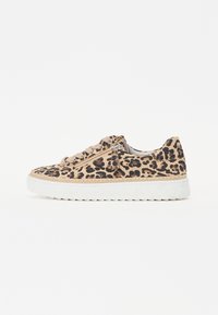 Lekepardtrykt sneakers med en myk semsket overdel, beige snørebånd, hvit gummisåle og teksturert detaljer langs mellomsålen.