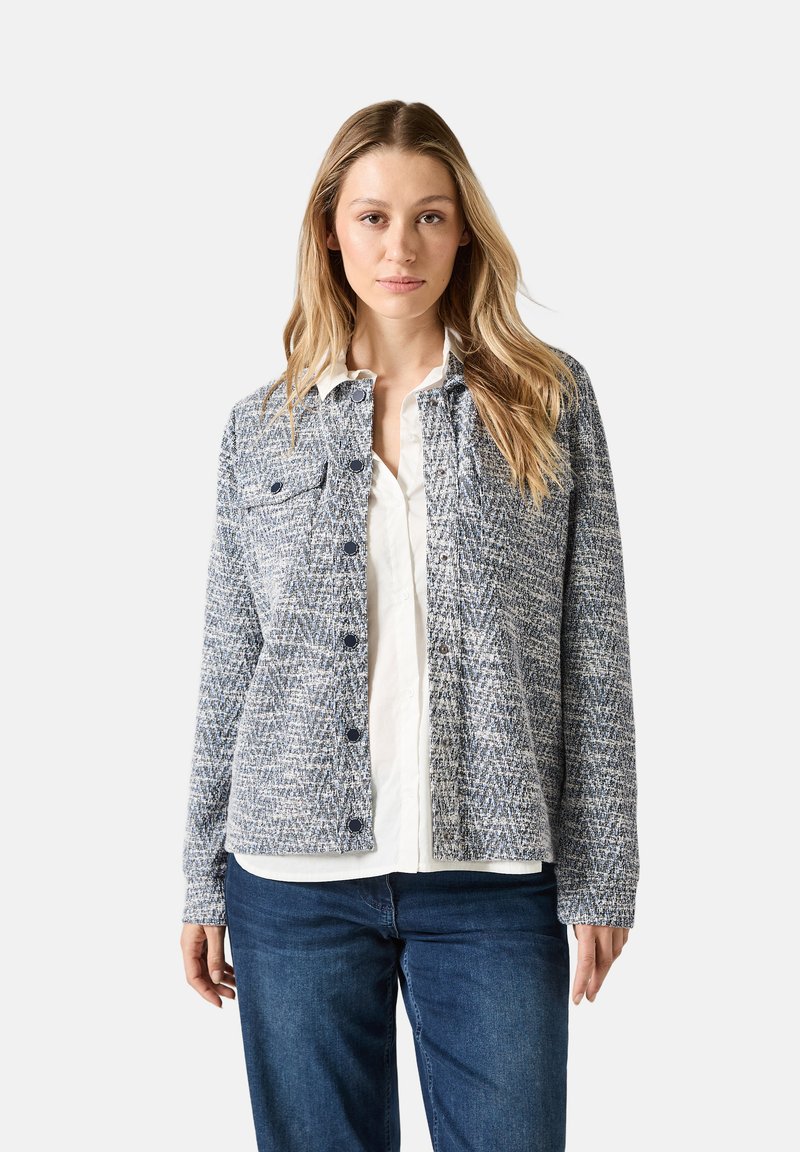 Vävd skjorta med knäppning i blå och vit herringbone-mönster, med två bröstfickor och en avslappnad passform med långa ärmar.