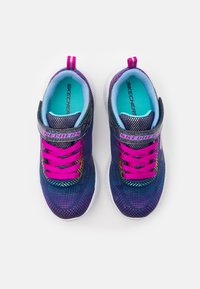 Skechers sportcipő, sötétkék hálós felsőrésszel, rózsaszín részletekkel, párnázott bokrésszel és fehér talppal, színes geometriai mintával.