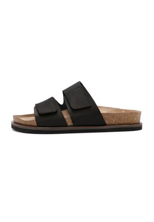 Czarna klapka na płaskiej gumowej podeszwie z korkową wkładką i dwoma szerokimi, regulowanymi paskami na górze, widok z boku.