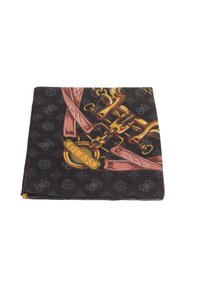 Foulard nero con design grafico in oro e rosso, caratterizzato da catene e logo "GUESS". Tessuto morbido con una superficie liscia. Forma quadrata.