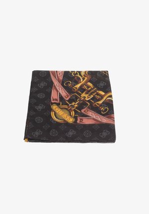 Foulard nero con design grafico in oro e rosso, caratterizzato da catene e logo "GUESS". Tessuto morbido con una superficie liscia. Forma quadrata.