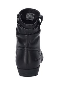 Bottines en cuir noir au design épuré, avec un haut incurvé, un talon sculpté et une fermeture éclair sur le côté.