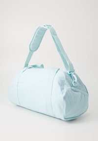 Nike Sportswear GYM CLUB UNISEX - Sports bag - glacier blue/glacier blue/(apricot agate)