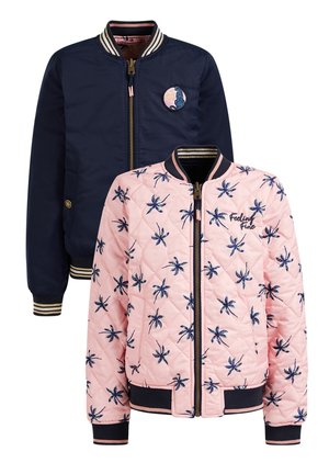 Deux vestes bomber réversibles : une bleu marine avec un patch rond, une rose matelassée avec un imprimé palmier et une broderie « Feeling Fine ».