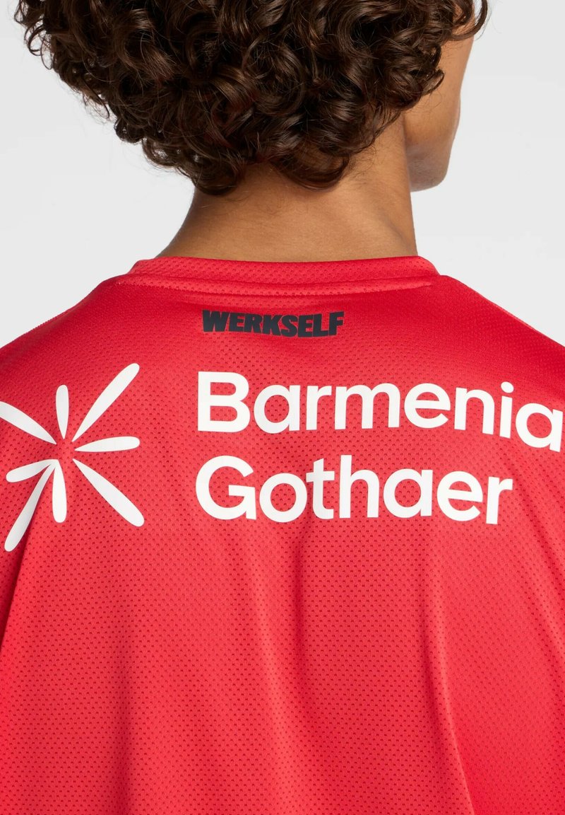 Rotes Sporttrikot mit atmungsaktiver Mesh-Struktur. Auf der Rückseite steht "WERKSELF" in Schwarz und "Barmenia Gothaer" in weißer Schrift.
