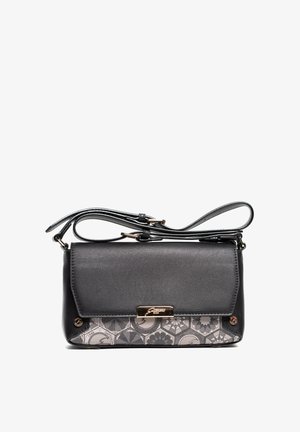 Schwarze Handtasche aus Kunstleder mit einem gemusterten unteren Teil, goldfarbenen Beschlägen, verstellbarem Riemen und Klappverschluss.