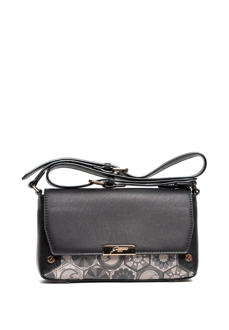 Černá kabelka z umělé kůže s vzorovanou spodní polovinou, zlatými kovovými doplňky, nastavitelným popruhem a klopou na zavírání.
