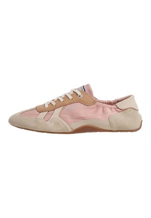 Niskoprofilowy sneaker w kolorze różowym z beżowymi zamszowymi nakładkami, białymi sznurowadłami i brązową podeszwą, pokazujący zewnętrzną stronę i markowe detale.
