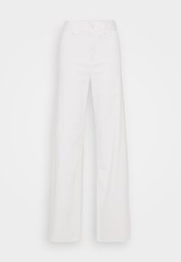 Pantalones de pierna ancha blancos, confeccionados en algodón, con cierre frontal de botones, pasadores para cinturón y una textura suave. Sin patrones ni acentos visibles.