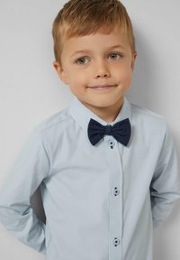 Lichtblauwe overhemd met lange mouwen en een marineblauwe strik. Bevat knopen en een klassieke kraag, gladde textuur, taillerende pasvorm. Eenvoudige ontwerpdetails.