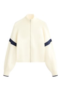 Cremfarbener Reißverschluss-Pullover mit hohem Kragen, weiten Ärmeln und marineblauen Streifen an den Armen. Weiche Textur und kurzes Design.