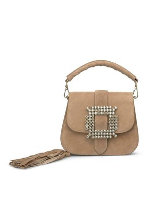 Bolso de ante beige con un asa trenzada, un adorno de rhinestones en forma cuadrada y un detalle de borlas en un lado.