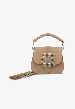 Bolso de ante beige con un asa trenzada, un adorno de rhinestones en forma cuadrada y un detalle de borlas en un lado.